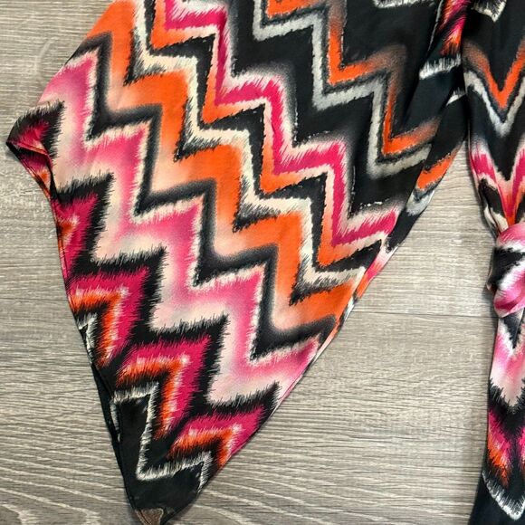 Bebe Boho Chic Tunic Blouse M Bell Sleeve Cold Shoulder Zigzag Chain Fringe Belt - Picture 4 of 9